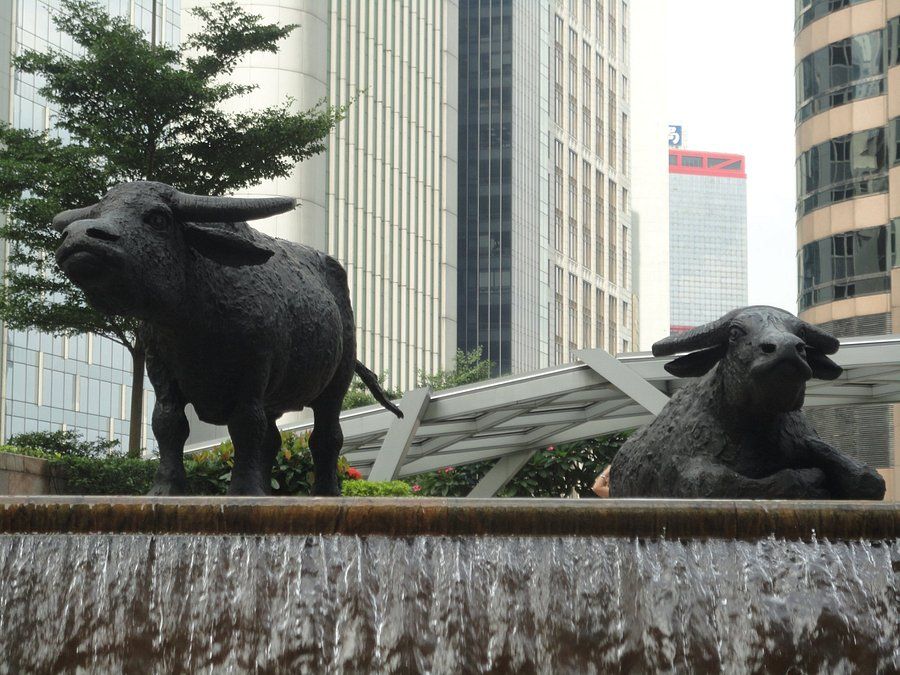 股市喜歡牛市,不喜歡「熊市」,每年10月8日到11月8日的戌月,戊戌土來剋制壬水股票,股市都特別多動盪甚至股災。 股市喜歡牛市,不喜歡「熊市」,每年10月8日到11月8日的戌月,戊戌土來剋制壬水股票,股市都特別多動盪甚至股災。