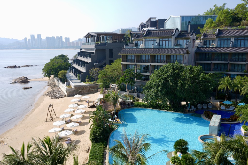 酒店既有游泳池,亦有沙灘,留在酒店基本上不出門亦可玩上一天。(圖片來源:《親子王》) 酒店既有游泳池,亦有沙灘,留在酒店基本上不出門亦可玩上一天。(圖片來源:《親子王》)