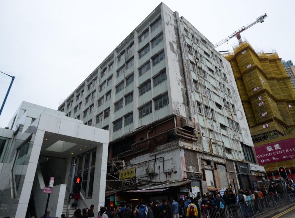 受觀塘市中心重建計劃影響,裕民坊一帶的商戶正陸續遷出。