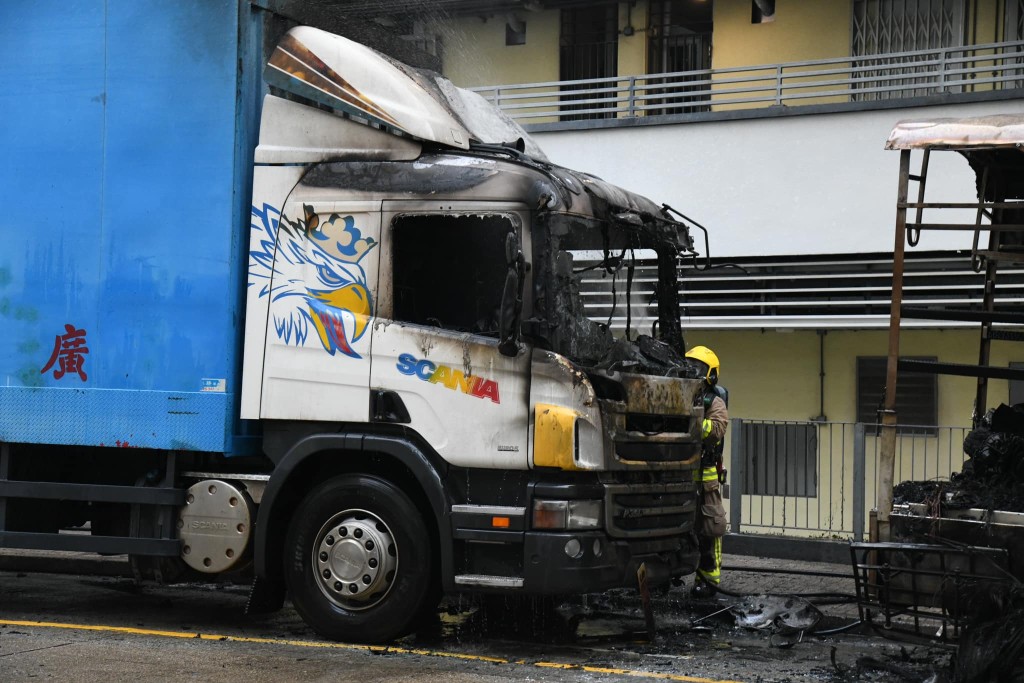 另一貨車車頭亦被燒毀。