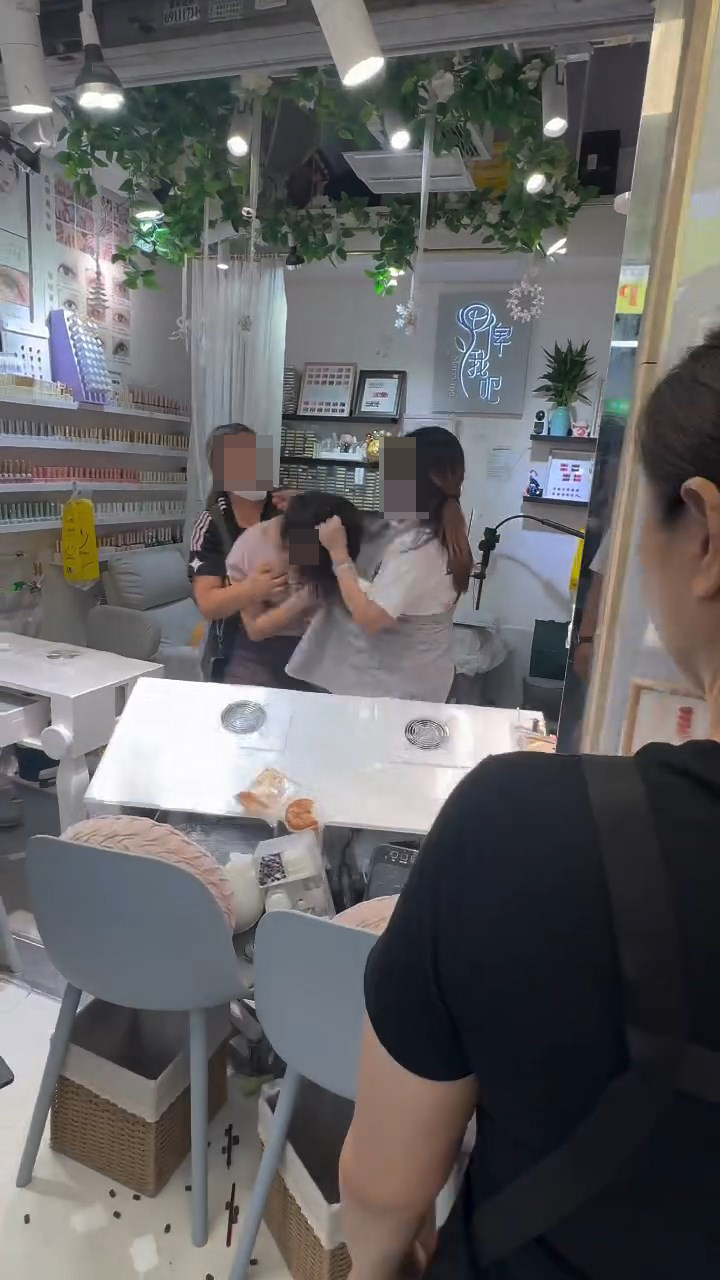 現場有枱被撞冧。07._.81@Threads片段截圖 現場有枱被撞冧。07._.81@Threads片段截圖