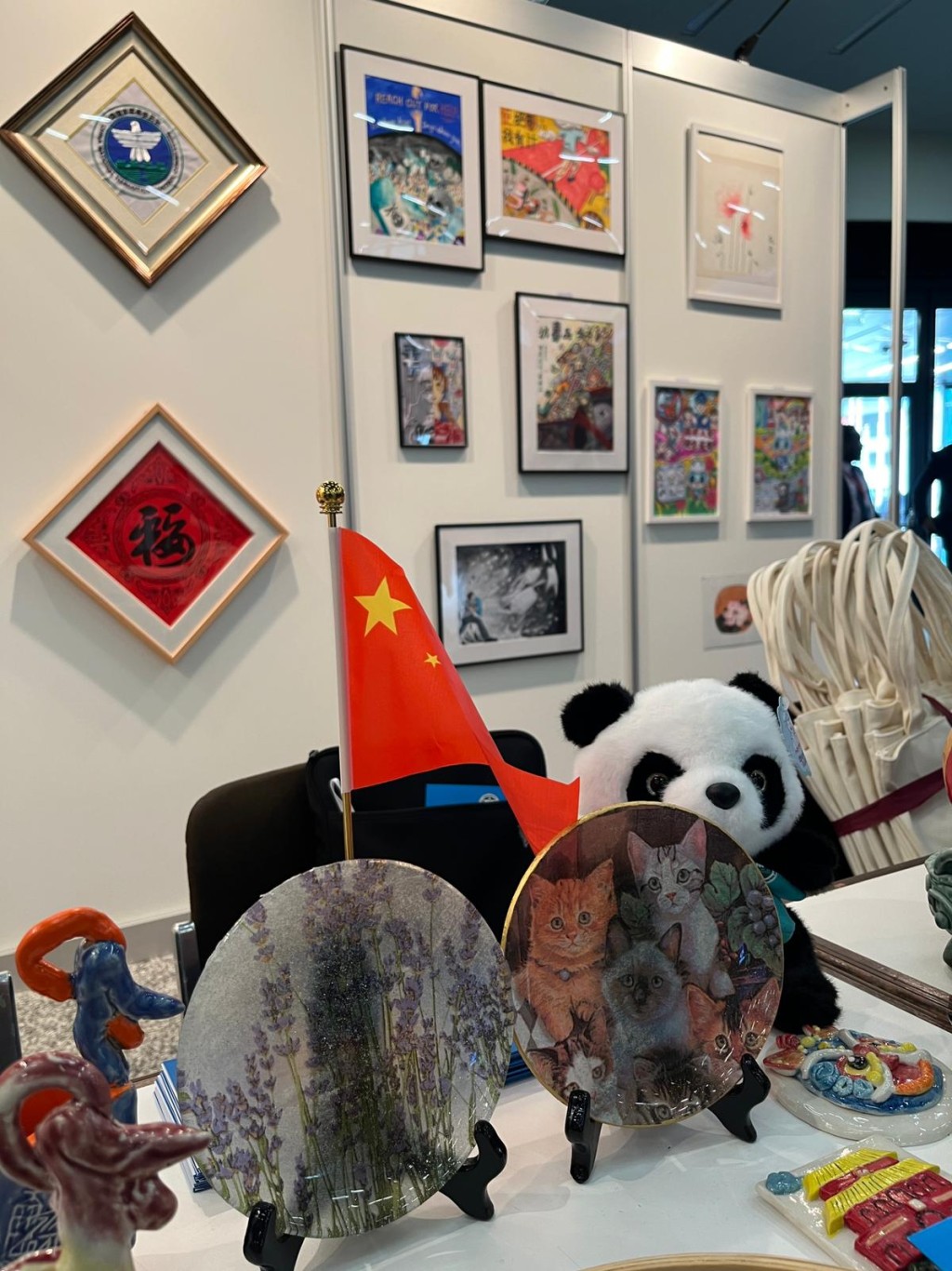 展覽展示了不少來自香港的禁毒藝術作品。