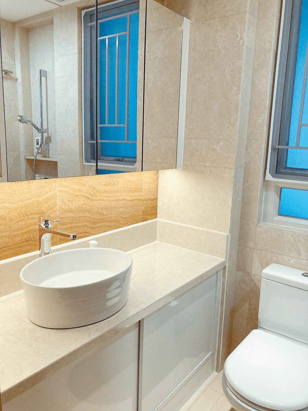 浴室以瓷磚鋪設，方便清潔。