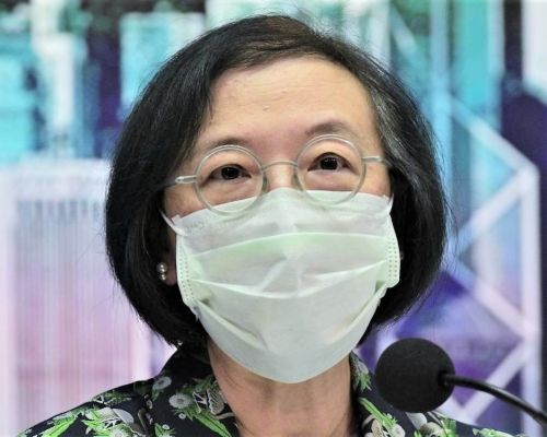 食物及衛生局局長陳肇始被發現於記者會上戴錯口罩。