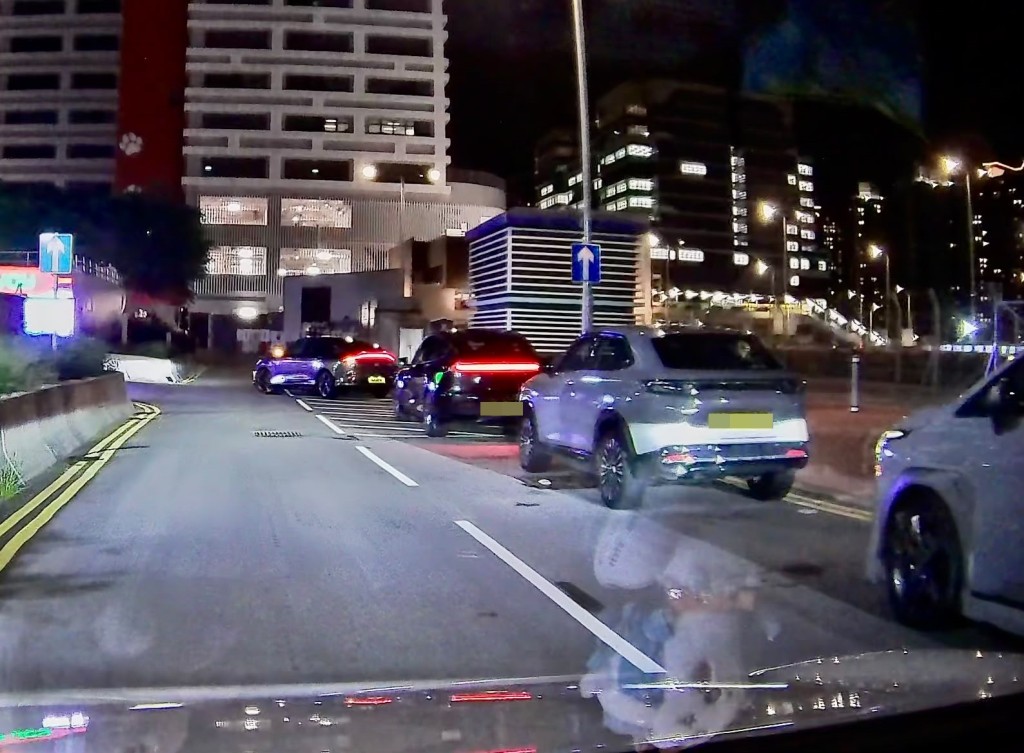 記者晚上約11時半到場時，前方仍有7至8架車正在輪候入場。