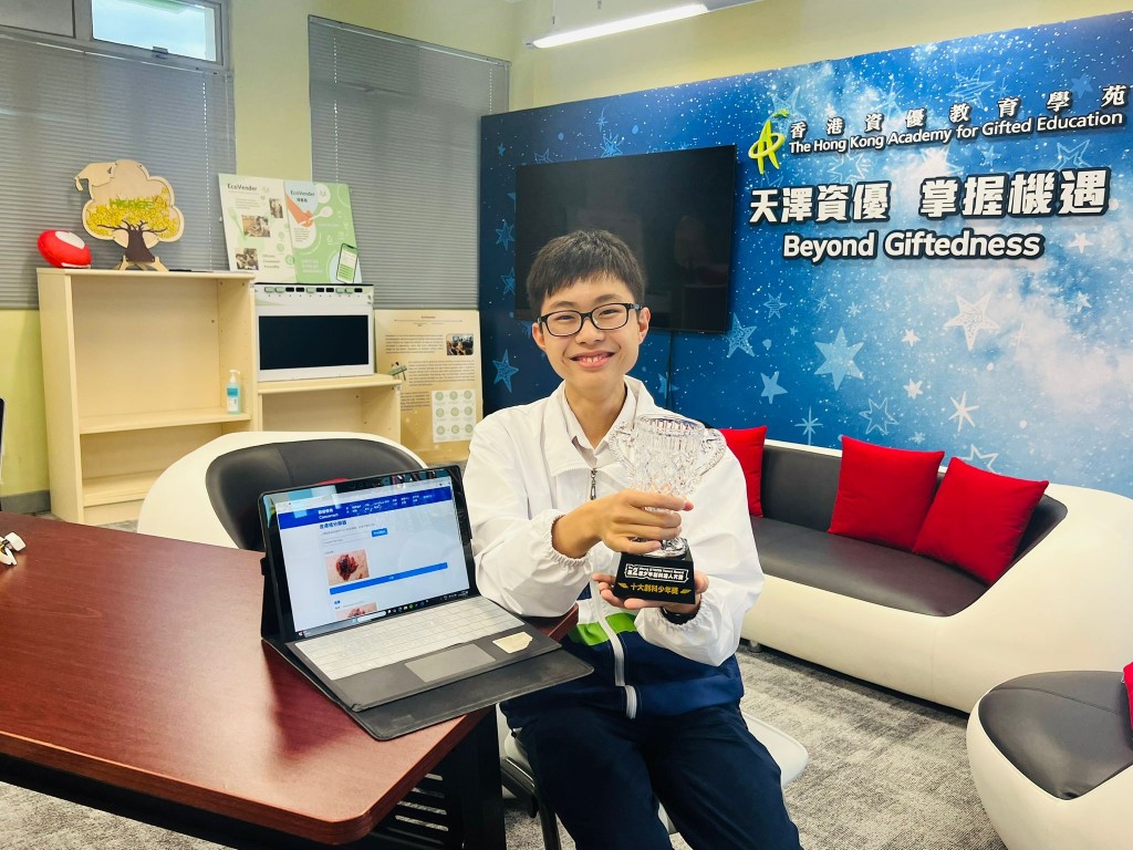 在是次比賽獲頒「十大創科少年獎」、就讀聖保羅男女中學中三的張雋弘,以開發「慧眼識癌」應用程式獲獎。 在是次比賽獲頒「十大創科少年獎」、就讀聖保羅男女中學中三的張雋弘,以開發「慧眼識癌」應用程式獲獎。