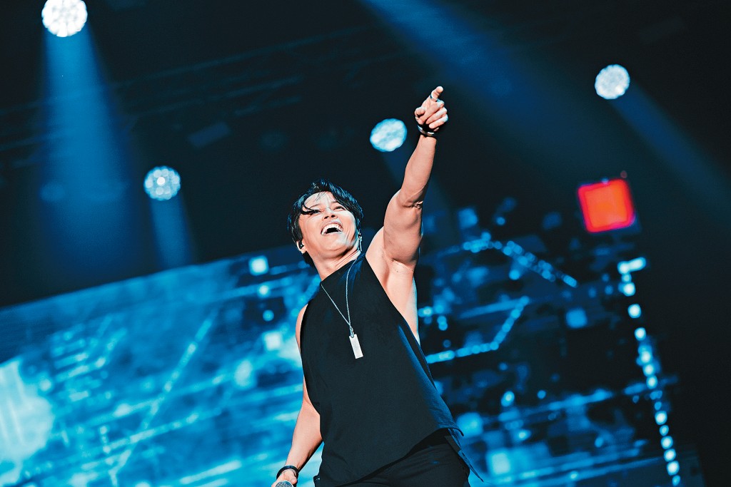 西川貴教落力演唱外，並不時大晒廣東話。