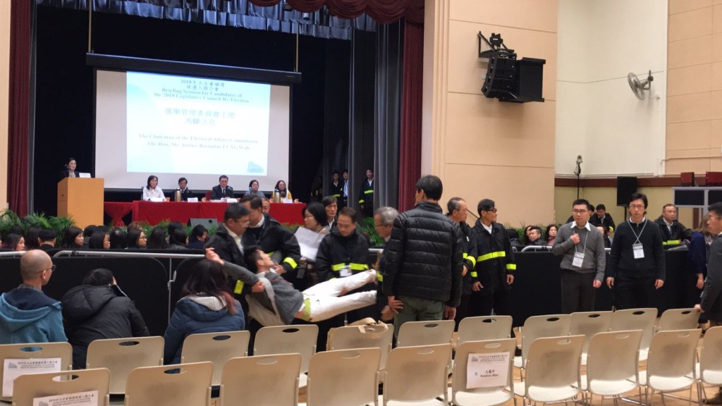 眾志周庭、羅冠聰、黃之鋒及蔡俊賢被保安抬離現場。