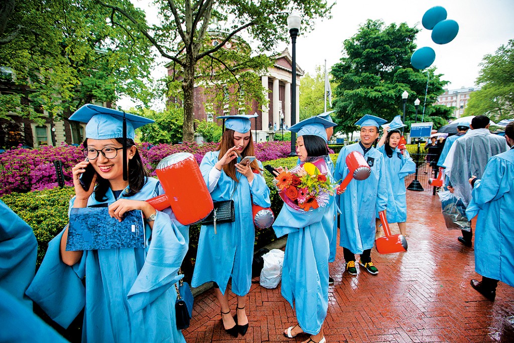 紐約哥倫比亞大學2018年畢業典禮可見中國畢業生。