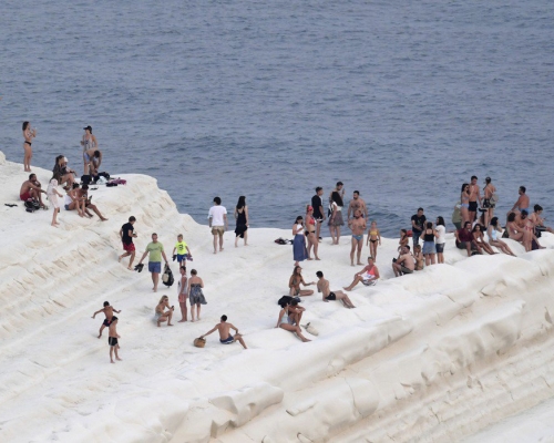 熱浪來襲，海邊成為民眾的熱門去處。美聯社圖片