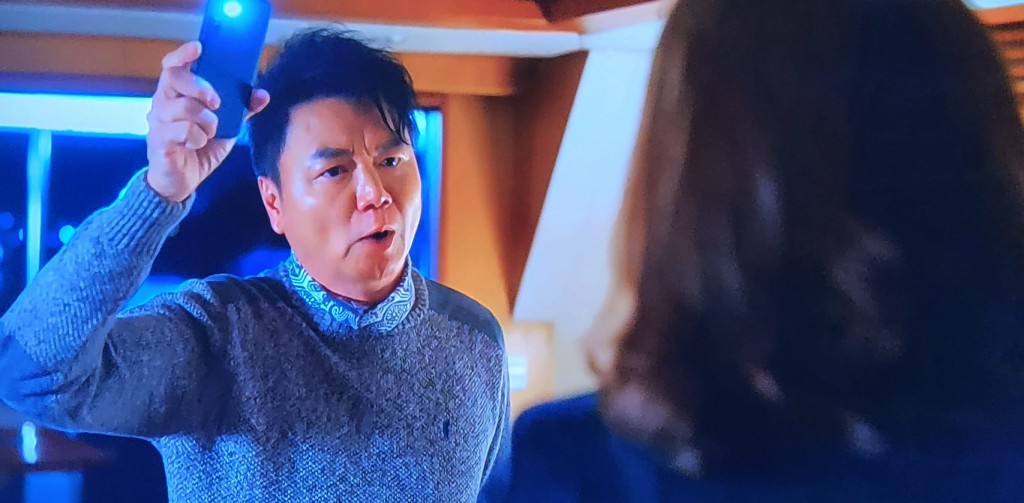 艾威在《家族榮耀》中，揭發楊茜堯遊艇偷情一幕演得七情上面。