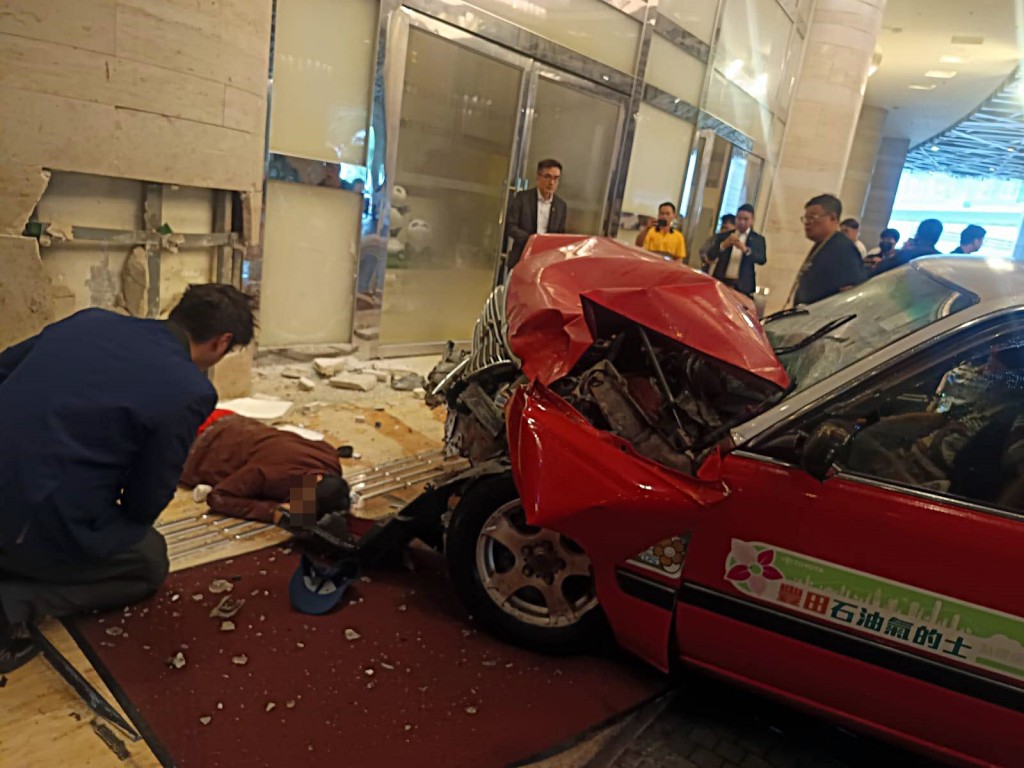菲漢被撞後倒卧地上。fb:車cam L(香港群組) 菲漢被撞後倒卧地上。fb:車cam L(香港群組)