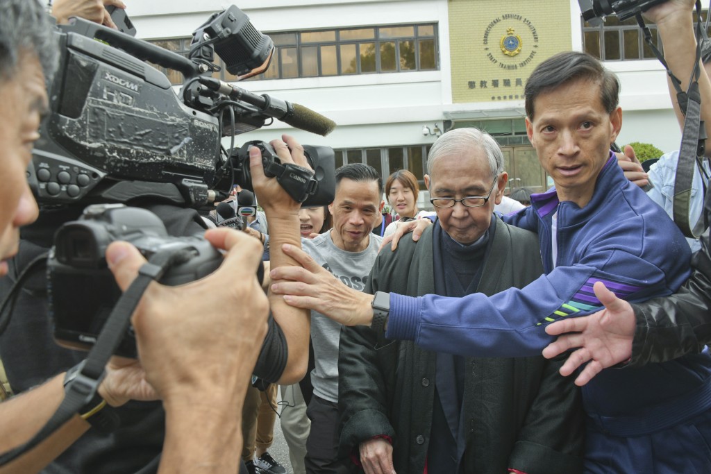 許仕仁（右二）刑滿出獄離開赤柱監獄。