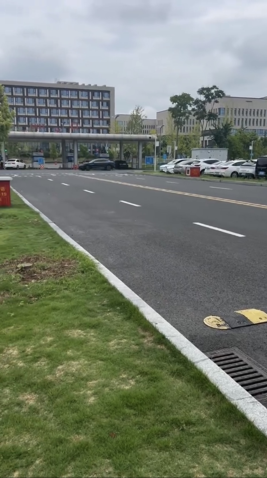 該輛比亞迪轉彎時傳出嚇人的剎車聲。 微博@不二車探 該輛比亞迪轉彎時傳出嚇人的剎車聲。 微博@不二車探
