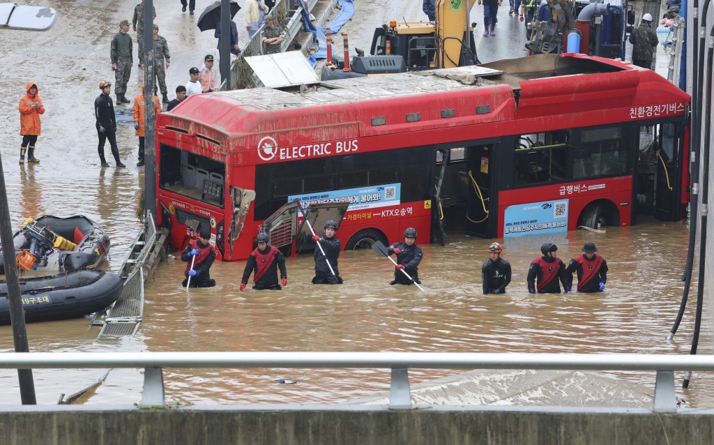 救援人員在巴士上尋獲多具屍體。路透社