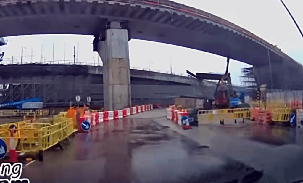 地盤工字鐵墮下一刻。fb：HongKong CarCam