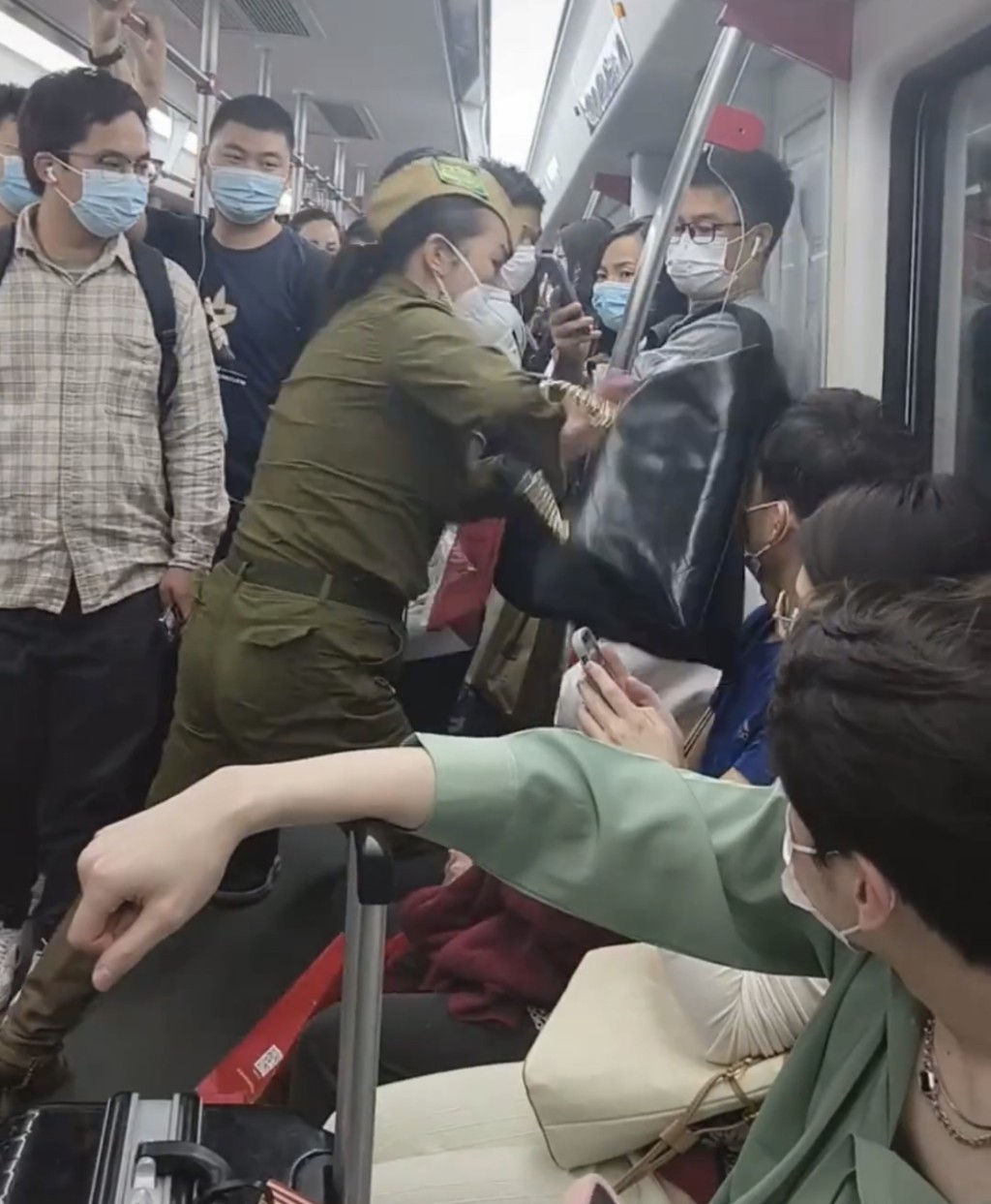 女子將手袋拍向男乘客頭部。