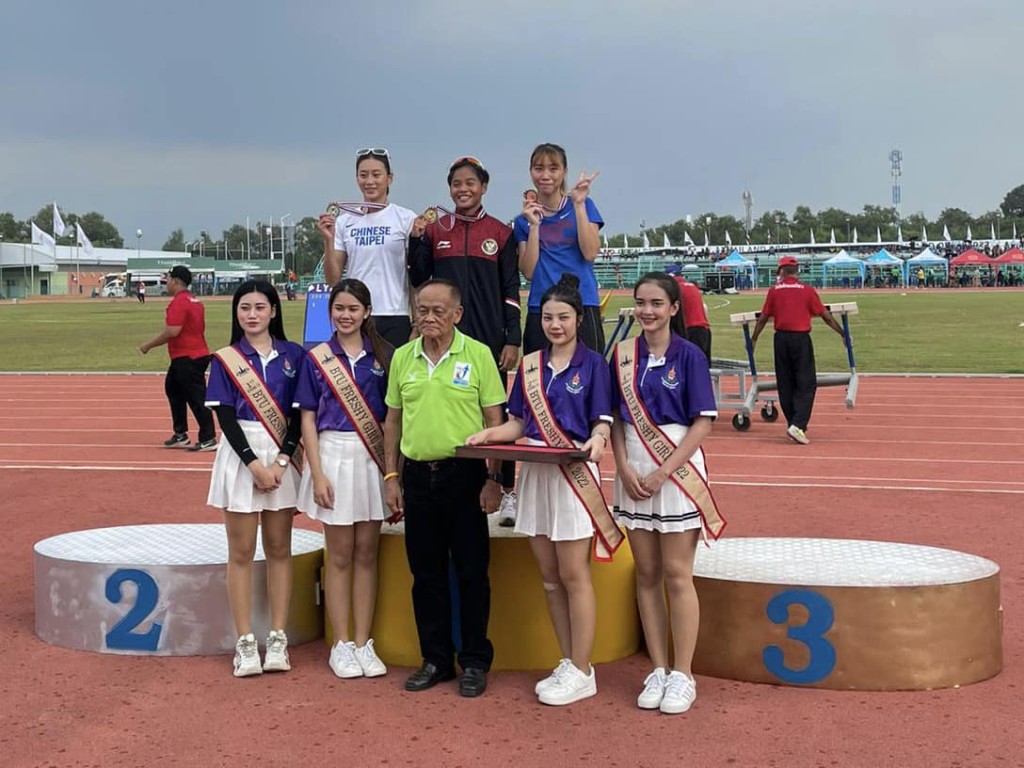 女子100米栏由盛楚殷(后排右)夺铜。 香港田径总会图片