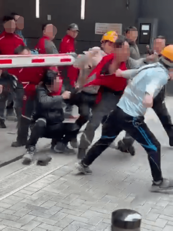 雙方繼而扯衫扭鬥,街頭混戰。 雙方繼而扯衫扭鬥,街頭混戰。