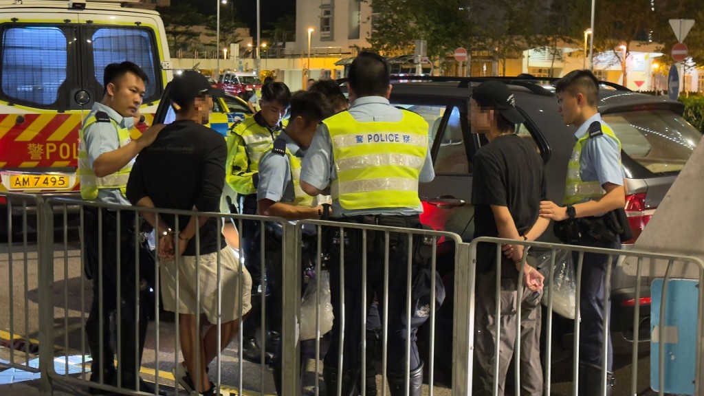 警牛頭角道可疑私家車檢2.5萬元大麻花，男司機及乘客被捕。警方圖片