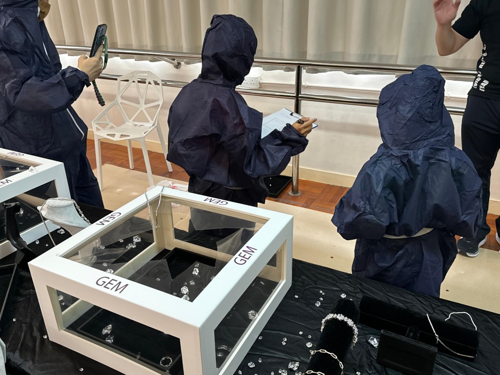 帶小朋友到罪案現場了解鑑證科學與法律思維的「滅罪鑑證DNA 與推理」。（圖片來源：聖保羅男女暑期學校）