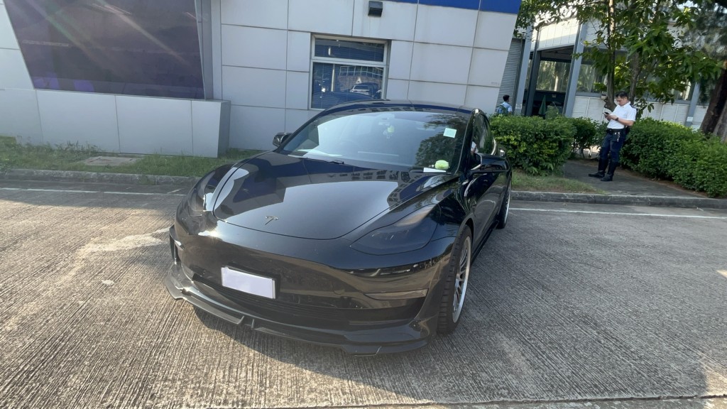 涉案兩部Tesla私家車。 涉案兩部Tesla私家車。