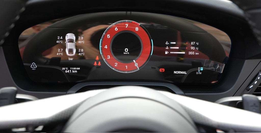 2025年版保時捷Porsche 911 Carrera Cabriolet (992.2)改用12.6吋弧形全數碼儀錶板,提供不同顯示模式。