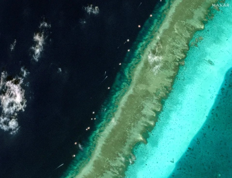 根据2月22日卫星照，可见黄岩岛周遭有菲律宾船只。路透社