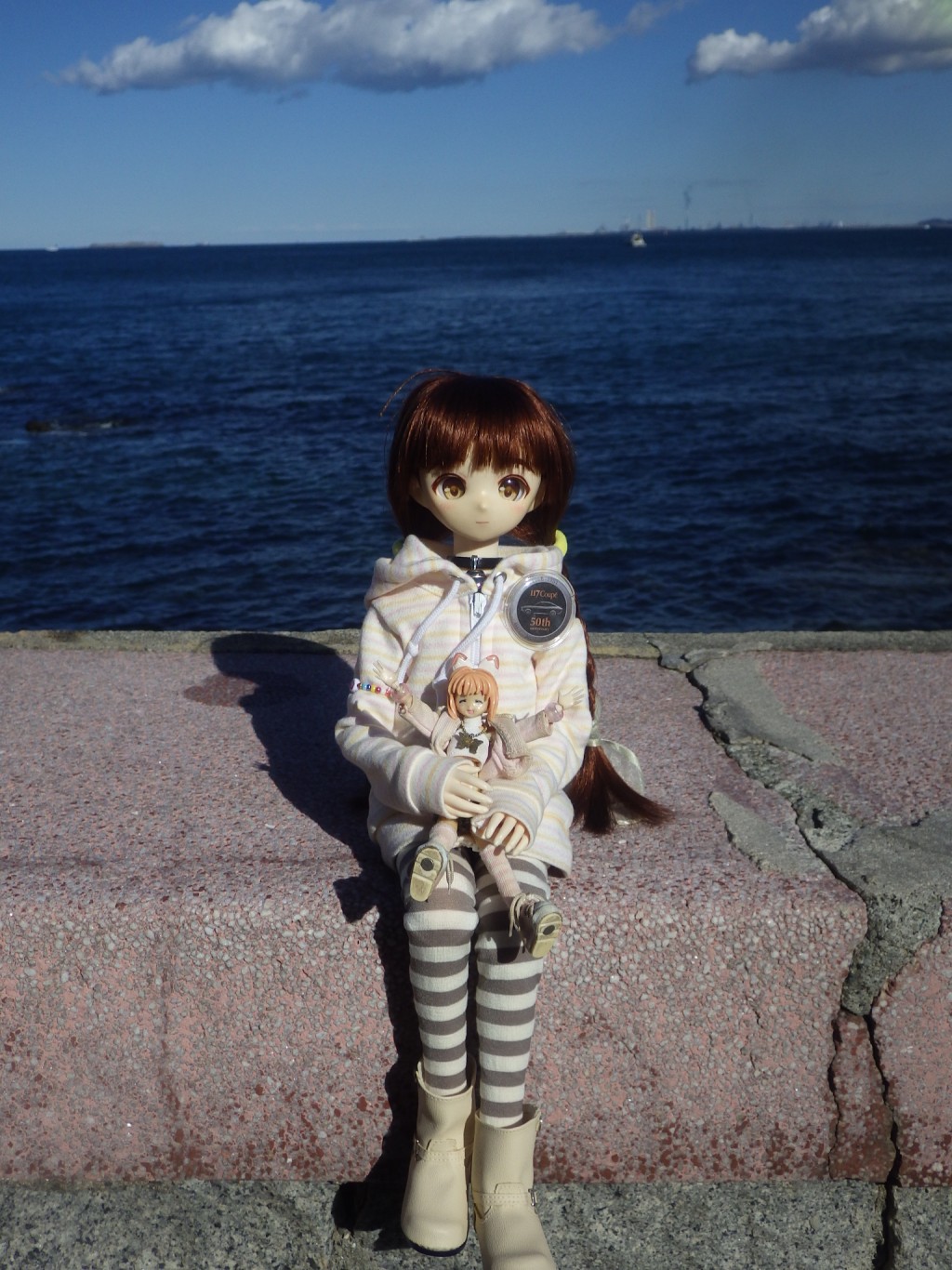 Ui與Nana在海邊合照。X