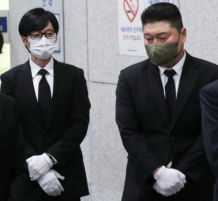 刘在锡（左）及姜虎东神情哀伤。