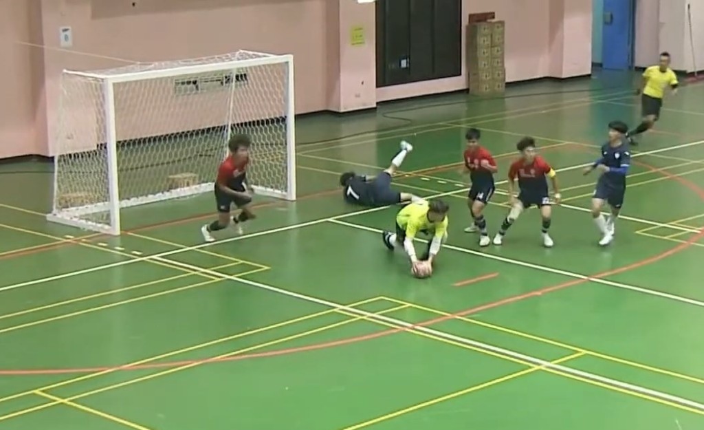屏東大學龍門黃威棋成功擋住「12碼」。SSUtv Sports 屏東大學龍門黃威棋成功擋住「12碼」。SSUtv Sports