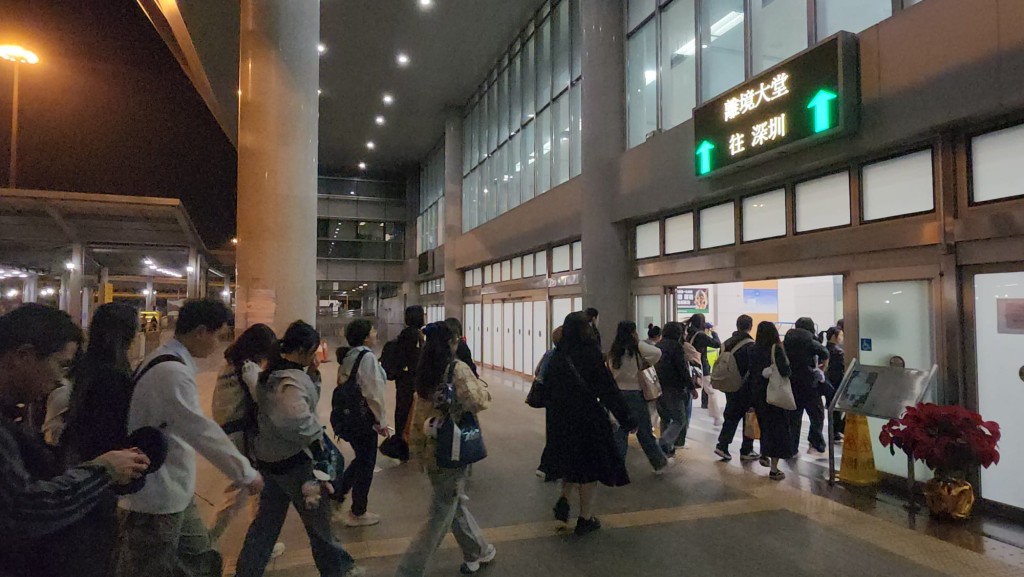 元旦凌晨二時過後，深圳灣口岸人流漸達高峰。黎志偉攝