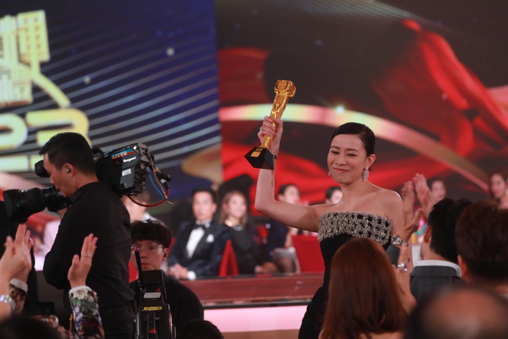 好耐冇出席TVB頒獎禮嘅阿佘，攞完獎行落台時，笑得好得戚。