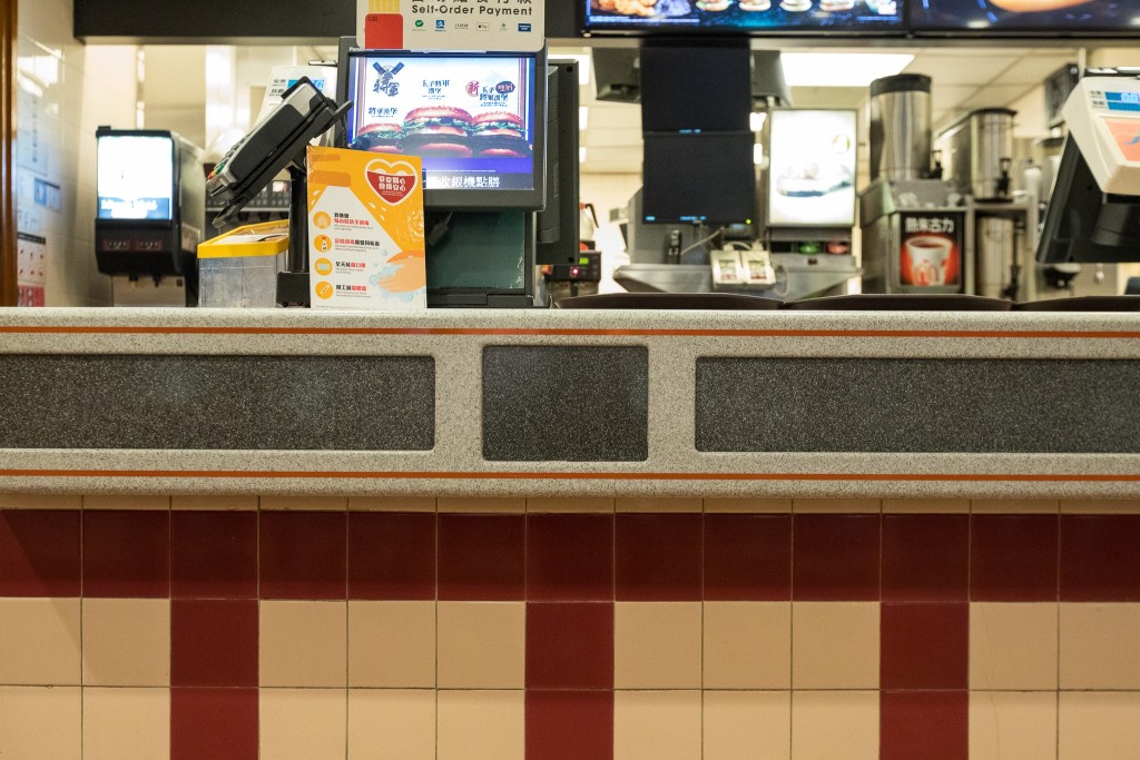 荃灣石圍角商場麥當勞分店，目前是少數保留了懷舊陳設的麥當勞，該分店除了是目前全港唯一有麥當勞叔叔塑像的麥當勞餐廳，餐廳外面的招牌仍然沿用懷舊的紅底白字「McDonald's」字樣。（無人之境 Abandoned and Urbex HK FB相片）