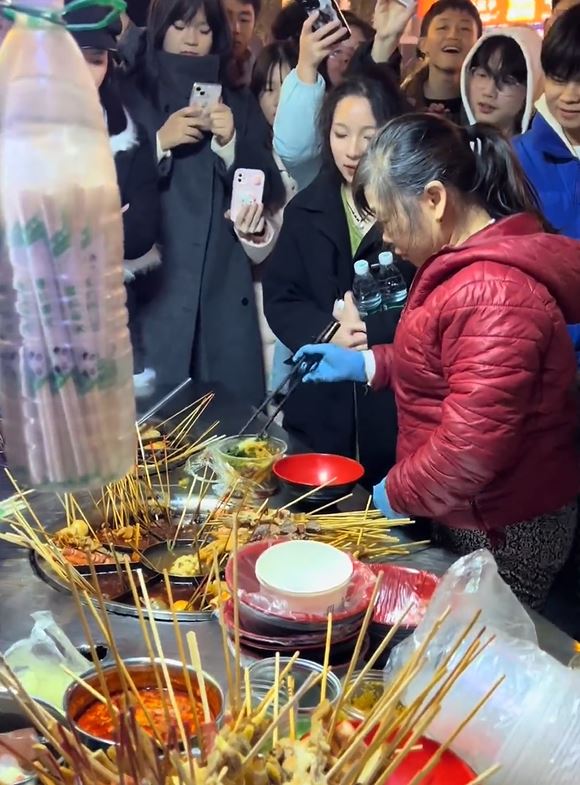 湖南女客买麻辣烫被收106元天价，当场与小贩逐样食材重新夹起计价。影片截图
