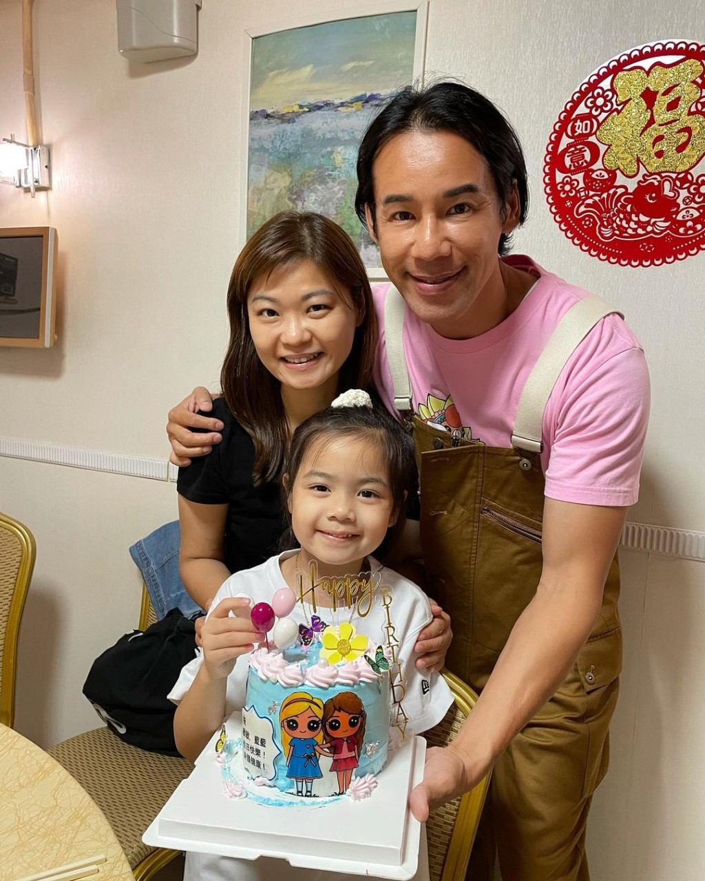 囝囝在英國讀書,徐榮與囡囡齊賀老婆。
