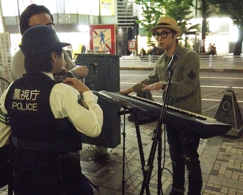 符致逸在東京街頭Busking遇上警察趕場。