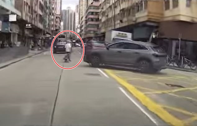 私家車右轉駛至。fb車cam L（香港群組）影片截圖