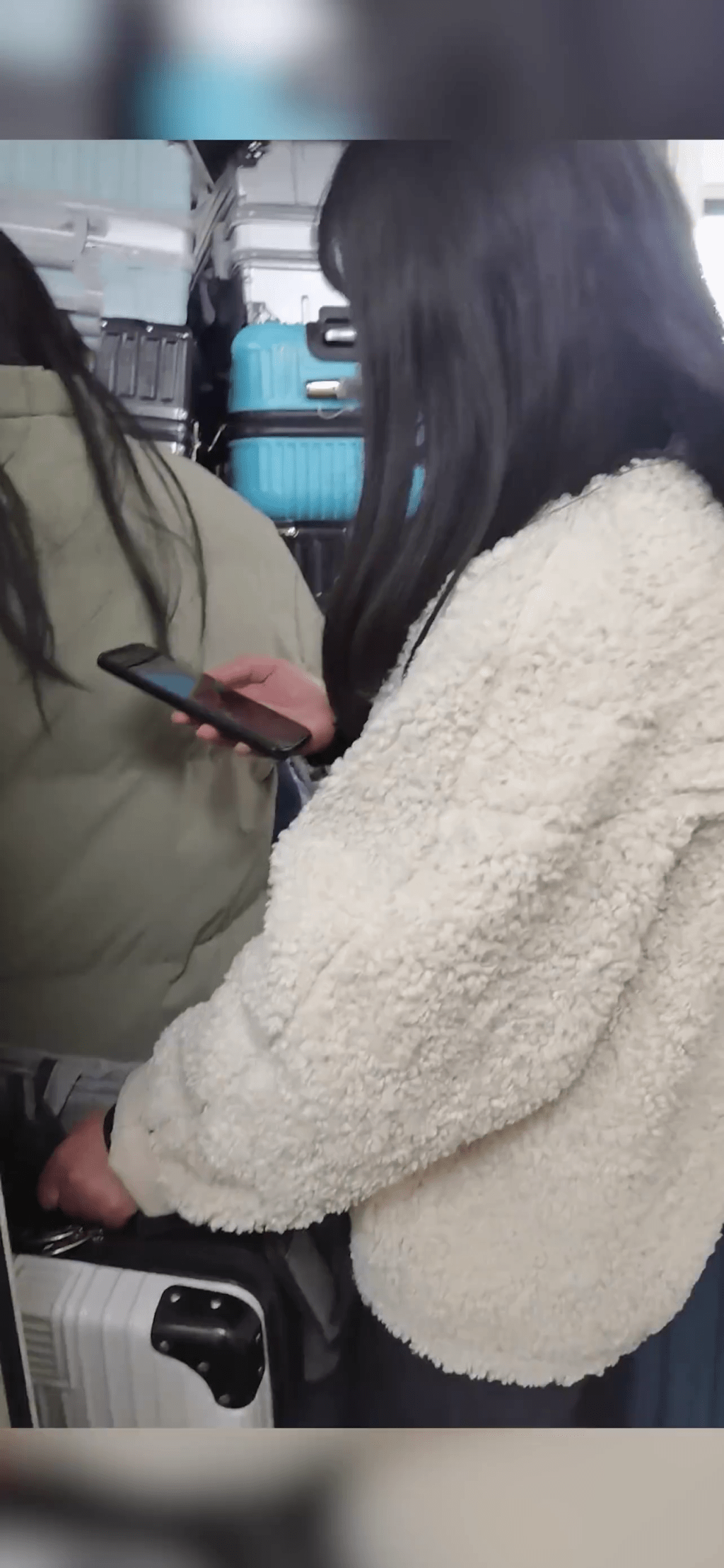 從陳同學的視覺看出去，火車走廊上的確擠滿了人，一名女生就在門外睇手機。