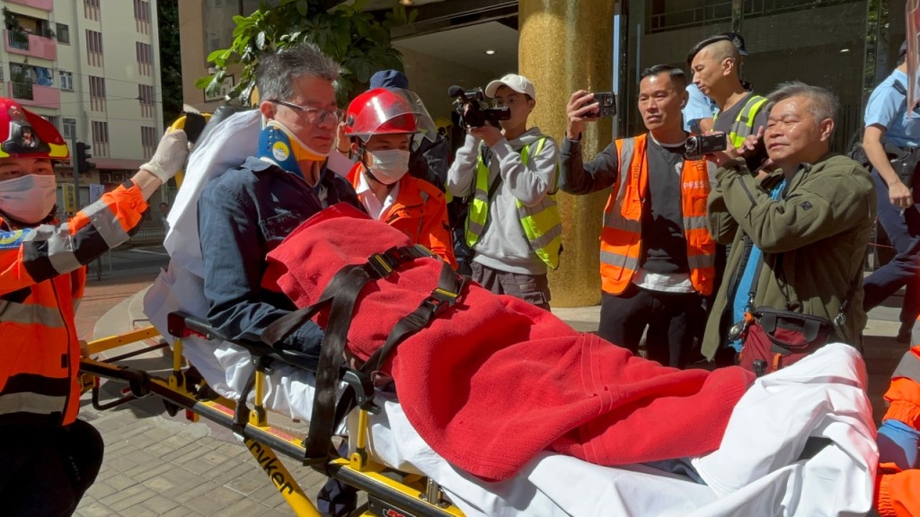 一名男傷者要戴上頸箍送院。楊偉亨攝