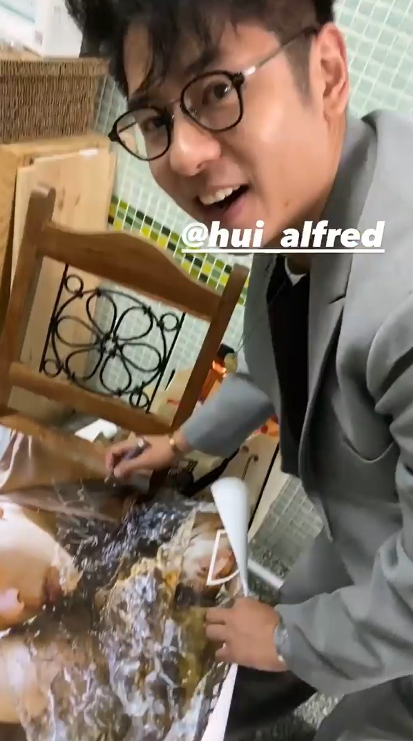 許廷鏗特地帶了自己新唱片的簽名海報送給小巧。