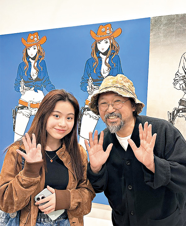 刘秀桦上周二在Art Basel见到跟妈妈甘比相熟的日本艺术家村上隆，即刻上前合照集邮。