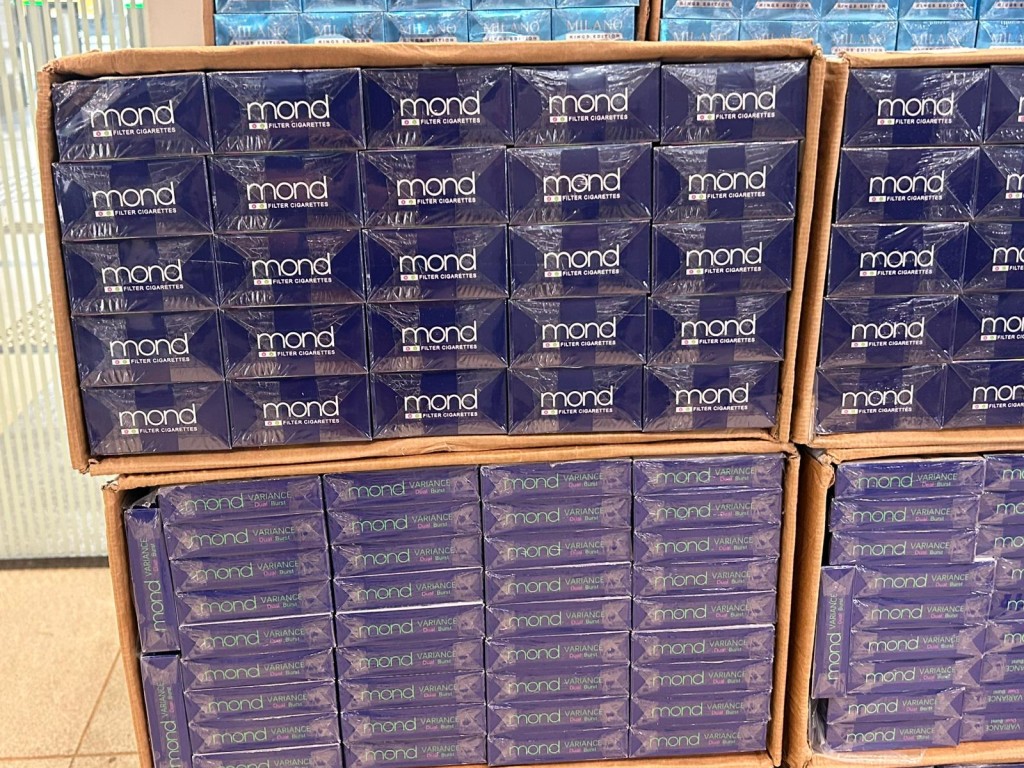 海關於洪水橋的鐵皮場內檢獲約468萬支懷疑未完稅香煙,估計市值約2117萬元。 海關於洪水橋的鐵皮場內檢獲約468萬支懷疑未完稅香煙,估計市值約2117萬元。