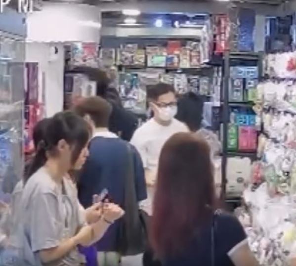 賊人眼明手快取走貨品。Threads@mastery_toys影片截圖