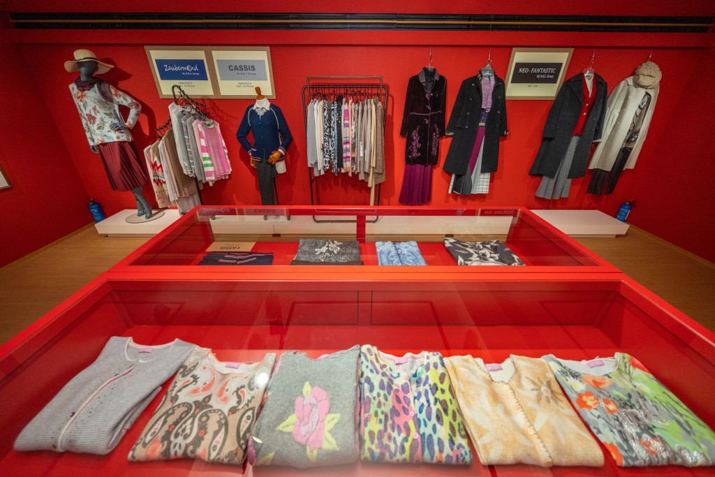 蘇媛 –《香江織造》回顧香港紡織歲月｜展覽展出了從世界各地拍賣市場搜集得來的產品。(圖：一新美術館)