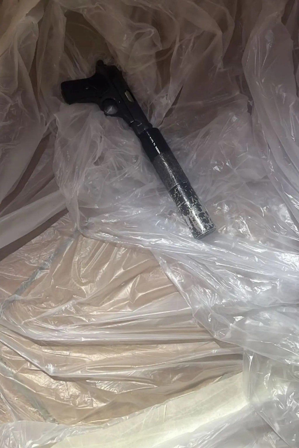 「太陽海岸」黑幫酷刑室用膠布圍封，房內有裝了滅聲器的手槍。 Spanish National Police