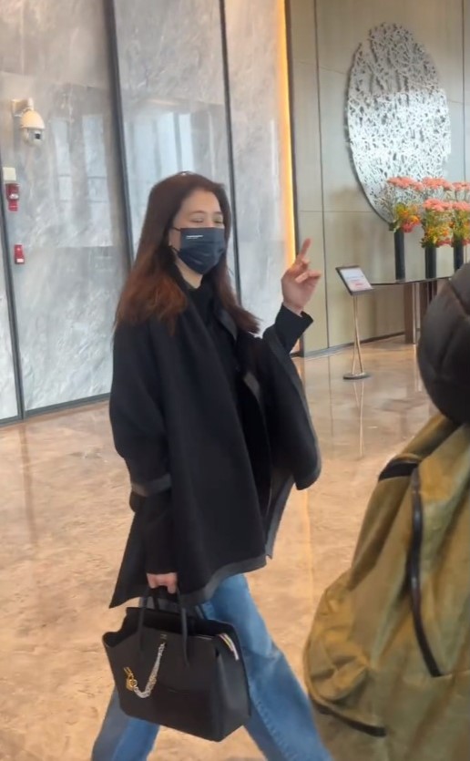 戴上口罩的袁咏仪，一身smart casual打扮，手挽价值约32万新款的Birkin Disorder Hermès劲抢眼。
