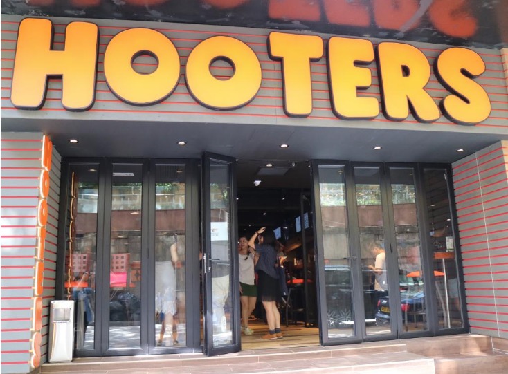 Hooters于2016年曾杀入香港,在中环云咸街开业。 Hooters于2016年曾杀入香港,在中环云咸街开业。