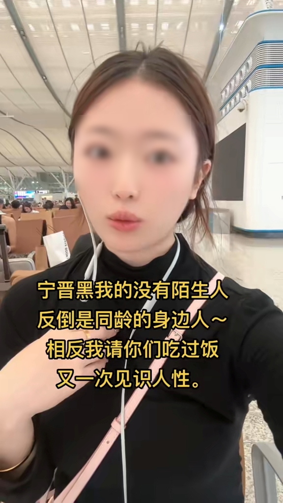 涉事内地女网红在帖上留言，「评论底下的人我都有截图。朋友带我去吃席有何道歉一说。都是之前身边人。相反地​​请你吃过饭，饭店有监控有付款记录。老板可以作证。要不要我拿著截图拿著请你吃饭的付款记录来对照？」