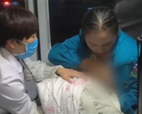 護士掀上衣餵母乳安撫。網上圖片